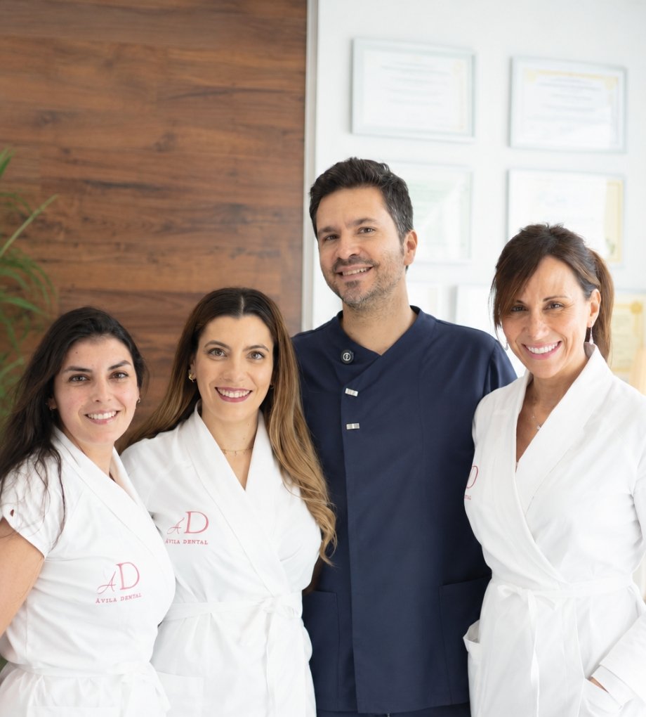 equipo sonriente clinica avila dental 2026